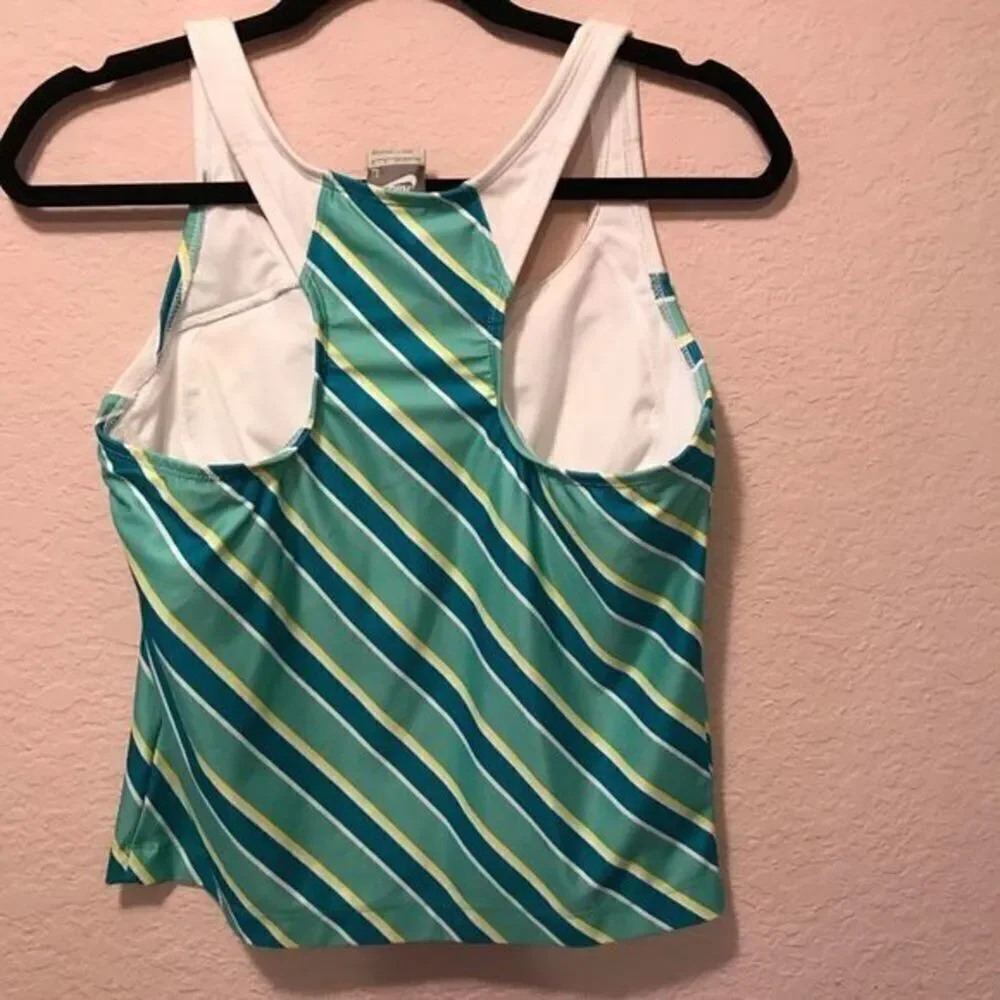 *30off3* NWOT. Nike Striped tank with built in sports bra.‎